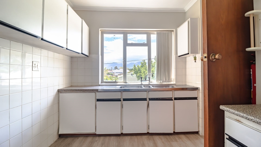 To Let 4 Bedroom Property for Rent in Gordons Bay Village Western Cape